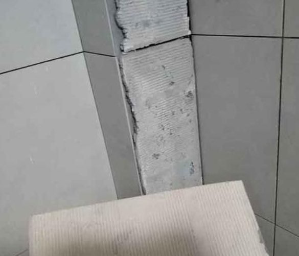 武功瓷砖空鼓维修公司分享下厨房瓷砖脱落的补救措施。
